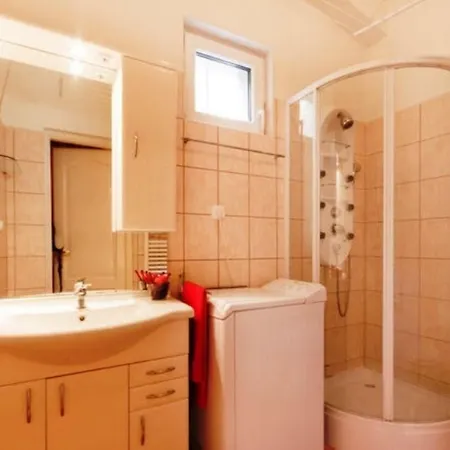 Apartment Revay Utca *